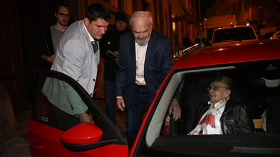 FOTO: Zdeněk Svěrák s manželkou odjíždějí z jeho narozeninové oslavy.