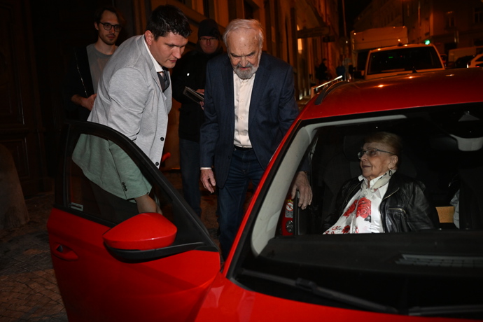 Zdeněk Svěrák s manželkou odjíždějí z jeho narozeninové oslavy.