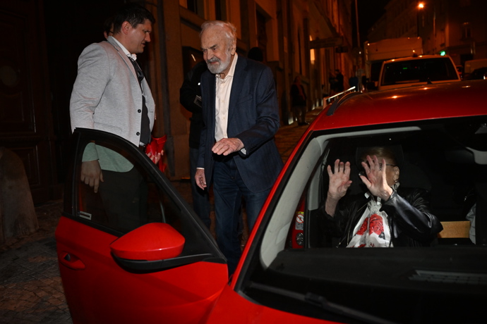 Zdeněk Svěrák pomohl své manželce do auta.