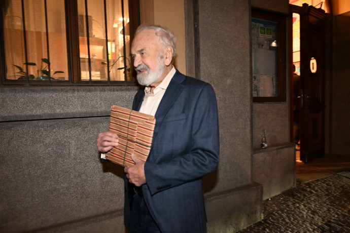 Zdeněk Svěrák dostal při odchodu z oslavy dárek.