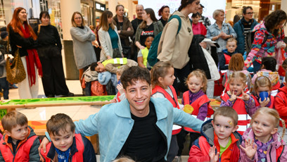 FOTO: Milan Peroutka mezi dětmi.