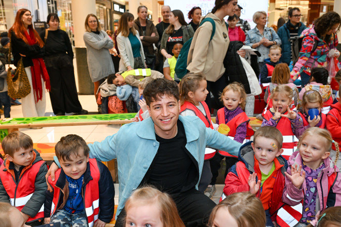 Milan Peroutka mezi dětmi. 