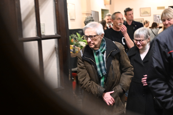 Hosté odcházejí z oslavy Zdeňka Svěráka.