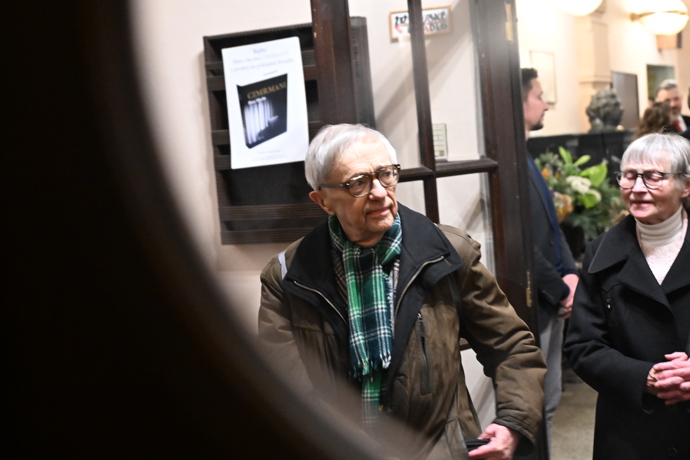 Hosté odcházejí z oslavy Zdeňka Svěráka.