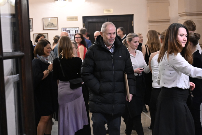 Marek Eben odchází z oslavy Zdeňka Svěráka.