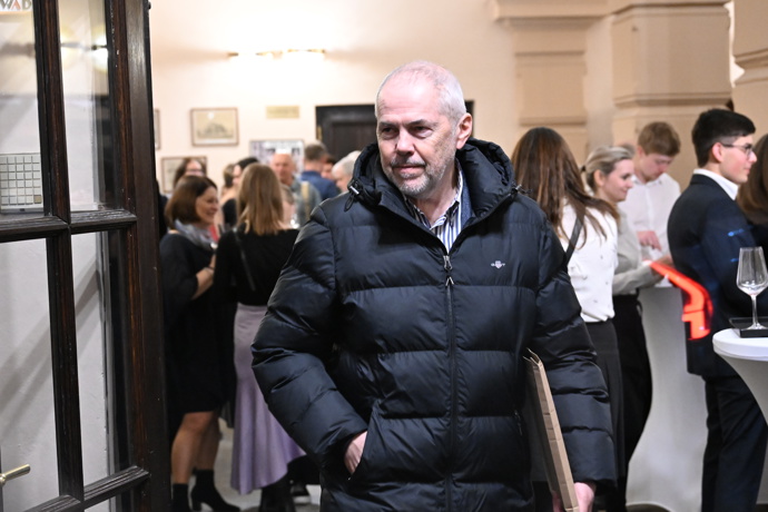 Marek Eben odchází z oslavy Zdeňka Svěráka.