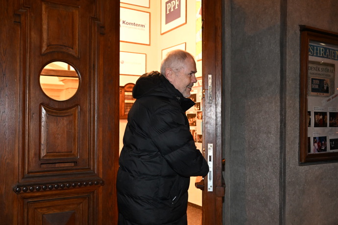 Marek Eben odchází z oslavy Zdeňka Svěráka.