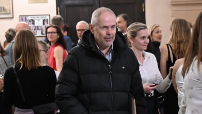 FOTO: Marek Eben odchází z oslavy Zdeňka Svěráka.