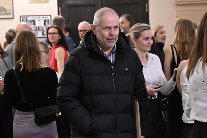 Marek Eben odchází z oslavy Zdeňka Svěráka.