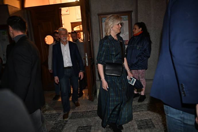 Petr Pavel a Eva Pavlová odcházejí z narozeninové oslavy Zdeňka Svěráka.