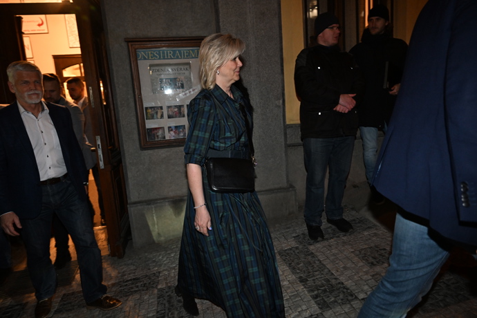 Petr Pavel a Eva Pavlová odcházejí z narozeninové oslavy Zdeňka Svěráka.