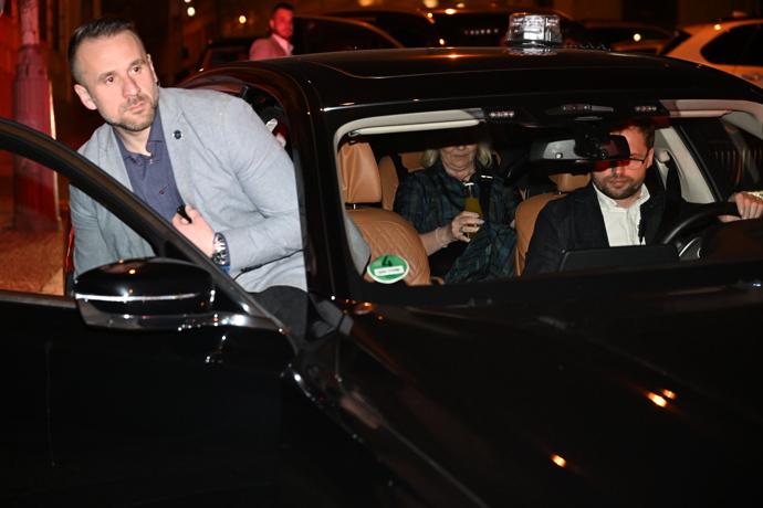 Eva Pavlová odjíždí z oslavy Zdeňka Svěráka.