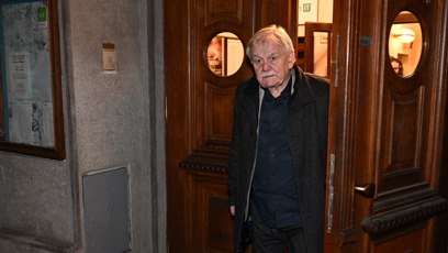 FOTO: Karel Šíp odchází z oslavy Zdeňka Svěráka.