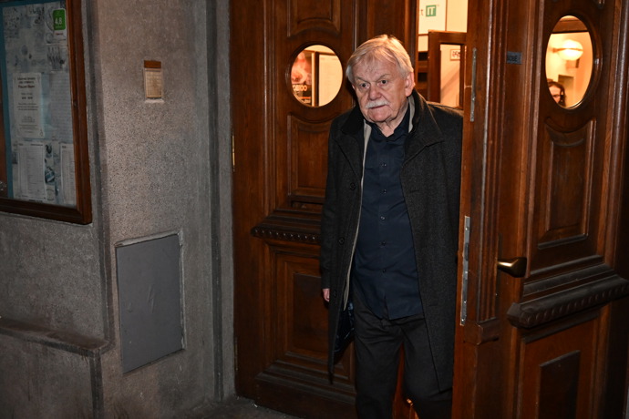 Karel Šíp odchází z oslavy Zdeňka Svěráka.