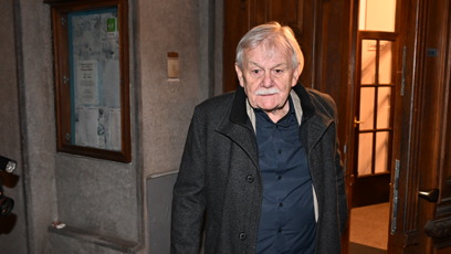 FOTO: Karel Šíp odchází z oslavy Zdeňka Svěráka.