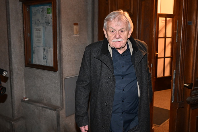 Karel Šíp odchází z oslavy Zdeňka Svěráka.