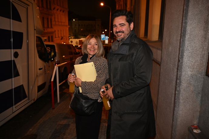 Alena Kotková vystudovala produkci na DAMU a posléze se začala věnovat dabingu. S Vojtou jsou si vizuálně velmi podobní.