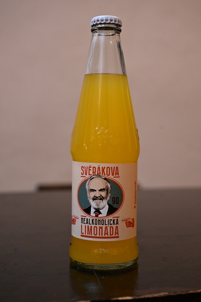 Zdeněk Svěrák a jeho nealkoholická limonáda.
