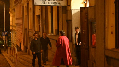 FOTO: Marcela Černá a Kryštof Hádek odchází z narozeninové oslavy Zdeňka Svěráka.