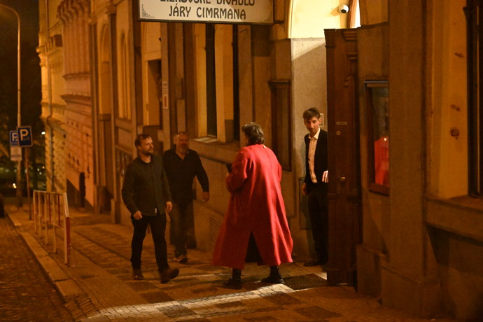 Marcela Černá a Kryštof Hádek odchází z narozeninové oslavy Zdeňka Svěráka.