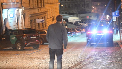 FOTO: Kryštof Hádek asistoval při odjezdu Bolka Polívky z narozeninové oslavy Zdeňka Svěráka.