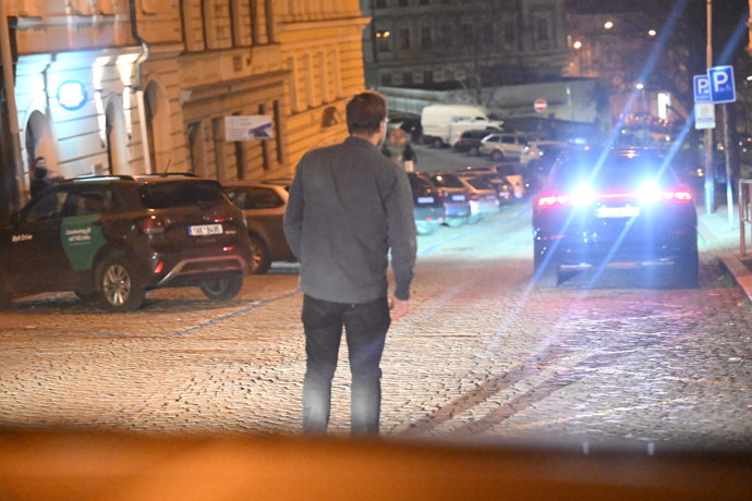 Kryštof Hádek asistoval při odjezdu Bolka Polívky z narozeninové oslavy Zdeňka Svěráka.
