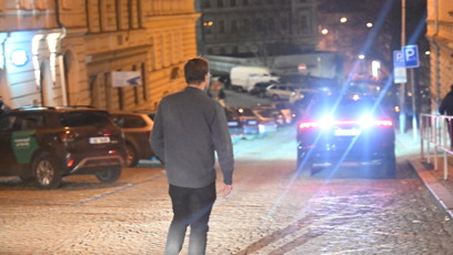 FOTO: Kryštof Hádek asistoval při odjezdu Bolka Polívky z narozeninové oslavy Zdeňka Svěráka.