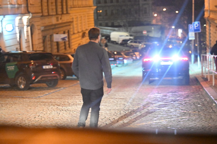 Kryštof Hádek asistoval při odjezdu Bolka Polívky z narozeninové oslavy Zdeňka Svěráka.