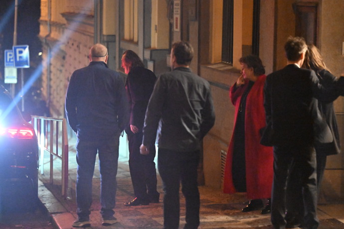 Bolek Polívka odchází z narozeninové oslavy Zdeňka Svěráka.