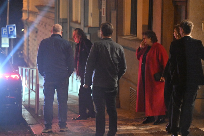 Bolek Polívka odchází z narozeninové oslavy Zdeňka Svěráka.