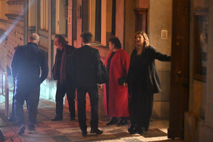 Bolek Polívka s manželkou Marcelou Černou odchází z narozeninové oslavy Zdeňka Svěráka.