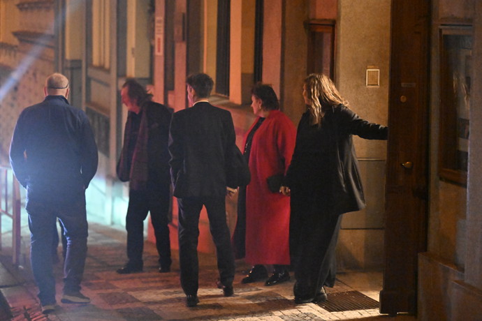 Bolek Polívka s manželkou Marcelou Černou odchází z narozeninové oslavy Zdeňka Svěráka.