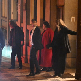 Bolek Polívka odchází z narozeninové oslavy Zdeňka Svěráka.