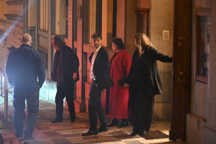 Bolek Polívka odchází z narozeninové oslavy Zdeňka Svěráka.