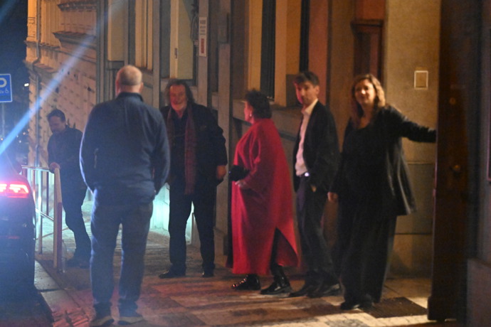 Kryštof Hádek a Bolek Polívka odcházejí z narozeninové oslavy Zdeňka Svěráka.