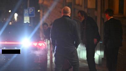 FOTO: Bolek Polívka a Kryštof Hádek odjíždějí z oslavy narozenin.