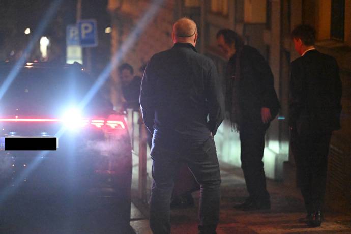 Bolek Polívka a Kryštof Hádek odjíždějí z oslavy narozenin.