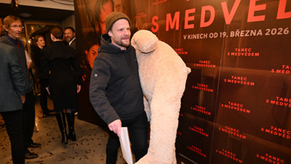 FOTO: Kryštof Hádek se svým narozeninovým medvědem.