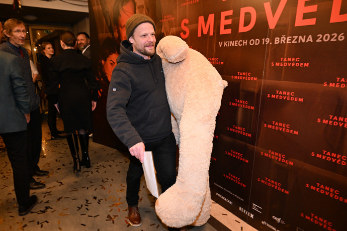 Kryštof Hádek se svým narozeninovým medvědem. 