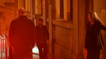 FOTO: Kryštof Hádek odchází z narozeninové oslavy Zdeňka Svěráka.