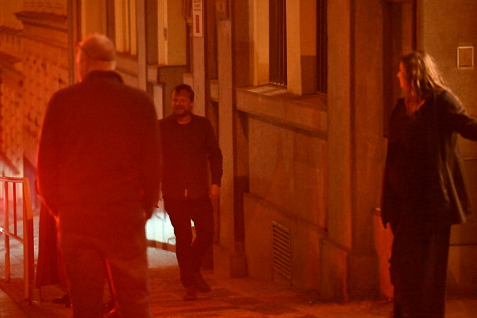 Kryštof Hádek odchází z narozeninové oslavy Zdeňka Svěráka.