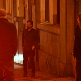 Kryštof Hádek odchází z narozeninové oslavy Zdeňka Svěráka.