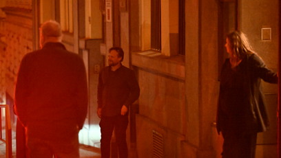 FOTO: Kryštof Hádek odchází z narozeninové oslavy Zdeňka Svěráka.