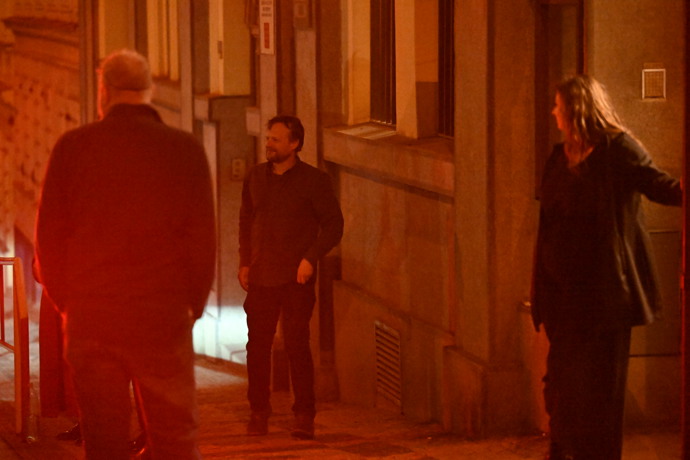 Kryštof Hádek odchází z narozeninové oslavy Zdeňka Svěráka.