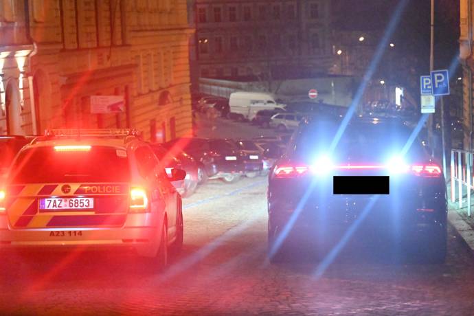 Bolek Polívka odjíždí z oslavy narozenin Zdeňka Svěráka.