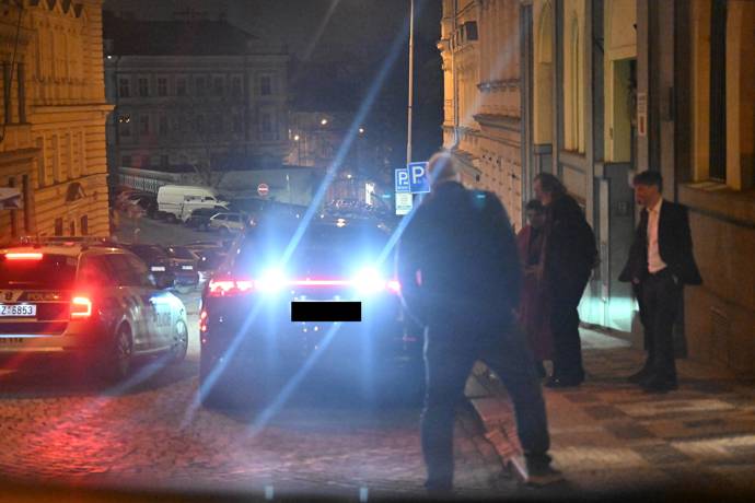 Bolek Polívka s manželkou odjíždí z oslavy narozenin Zdeňka Svěráka.