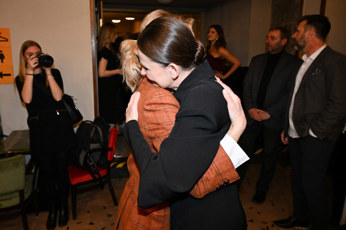 Klára Melíšková v objetí s Janou Plodkovou.