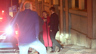 FOTO: Marcela Černá odchází z narozeninové oslavy Zdeňka Svěráka.