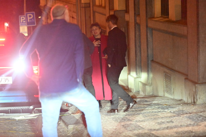 Marcela Černá odchází z narozeninové oslavy Zdeňka Svěráka.