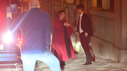 FOTO: Marcela Černá odchází z narozeninové oslavy Zdeňka Svěráka.